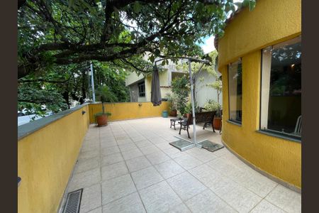 Casa à venda com 230m², 5 quartos e 3 vagas Casa à venda com 230m², 5 quartos e 3 vagasVaranda