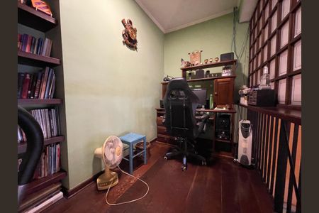 Casa à venda com 230m², 5 quartos e 3 vagas Casa à venda com 230m², 5 quartos e 3 vagasEscritório
