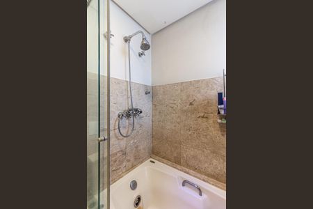 Apartamento à venda com 240m², 3 quartos e 4 vagasBanheiro da Suíte 2