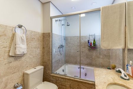 Apartamento à venda com 240m², 3 quartos e 4 vagasBanheiro da Suíte 2