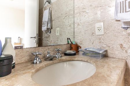 Apartamento à venda com 240m², 3 quartos e 4 vagasBanheiro da Suíte 1