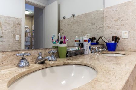 Apartamento à venda com 240m², 3 quartos e 4 vagasBanheiro da Suíte 2