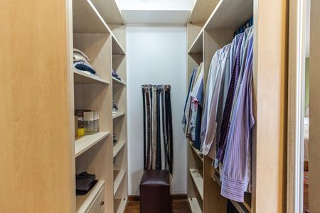 Apartamento à venda com 240m², 3 quartos e 4 vagasCloset da Suíte 2