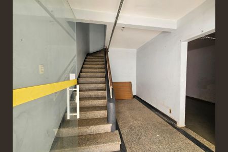 Casa à venda com 450m², 6 quartos e 1 vaga Casa à venda com 450m², 6 quartos e 1 vagaEscada