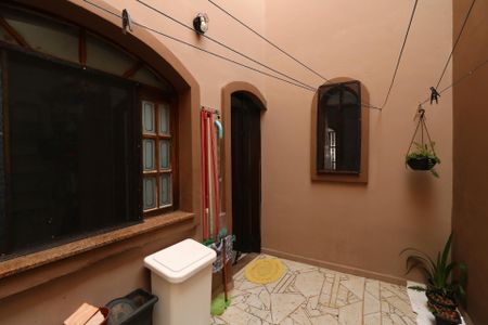 Casa à venda com 235m², 4 quartos e 6 vagasCasa 2 - Área de Serviço externo