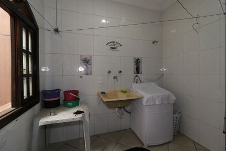 Casa à venda com 235m², 4 quartos e 6 vagasCasa 2 - Área de Serviço interno