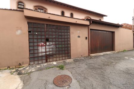 Casa à venda com 235m², 4 quartos e 6 vagasFachada