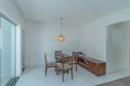 Casa à venda com 178m², 3 quartos e 2 vagas Casa à venda com 178m², 3 quartos e 2 vagasSala