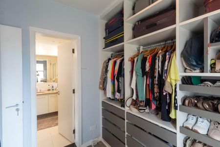 Apartamento à venda com 260m², 4 quartos e 3 vagas Apartamento à venda com 260m², 4 quartos e 3 vagasCloset da suíte 2