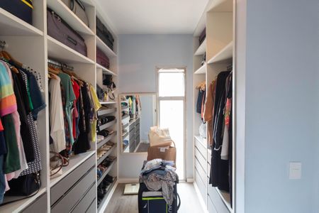 Apartamento à venda com 260m², 4 quartos e 3 vagas Apartamento à venda com 260m², 4 quartos e 3 vagasCloset da suíte 2