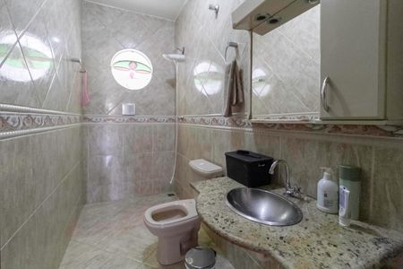 Casa à venda com 360m², 4 quartos e 4 vagas Casa à venda com 360m², 4 quartos e 4 vagasBanheiro social