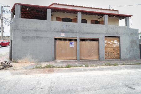 Casa à venda com 360m², 4 quartos e 4 vagas Casa à venda com 360m², 4 quartos e 4 vagasFachada