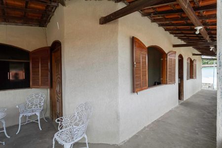 Casa à venda com 360m², 4 quartos e 4 vagas Casa à venda com 360m², 4 quartos e 4 vagasVaranda