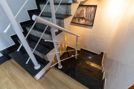 Casa de condomínio à venda com 140m², 3 quartos e 2 vagasEscada