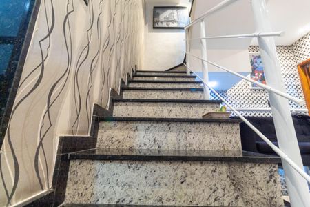 Casa de condomínio à venda com 140m², 3 quartos e 2 vagasEscada