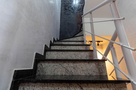 Casa de condomínio à venda com 140m², 3 quartos e 2 vagasEscada