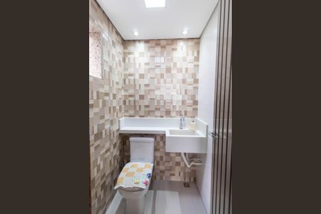 Casa de condomínio à venda com 140m², 3 quartos e 2 vagasBanheiro de serviço