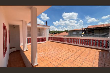 Casa à venda com 200m², 3 quartos e 2 vagas Casa à venda com 200m², 3 quartos e 2 vagasQuintal