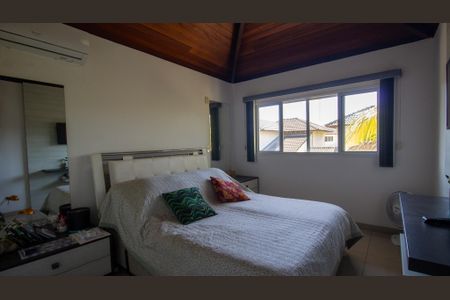 Casa de condomínio à venda com 180m², 4 quartos e 2 vagas Casa de condomínio à venda com 180m², 4 quartos e 2 vagasSuíte