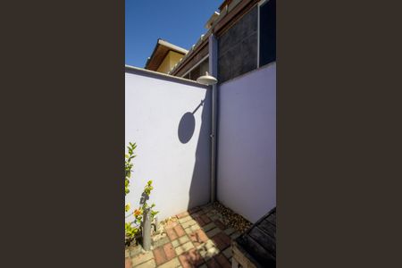 Casa de condomínio à venda com 180m², 4 quartos e 2 vagas Casa de condomínio à venda com 180m², 4 quartos e 2 vagasChuveirão