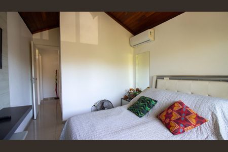 Casa de condomínio à venda com 180m², 4 quartos e 2 vagas Casa de condomínio à venda com 180m², 4 quartos e 2 vagasSuíte