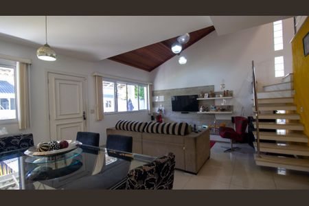 Casa de condomínio à venda com 180m², 4 quartos e 2 vagas Casa de condomínio à venda com 180m², 4 quartos e 2 vagasSala