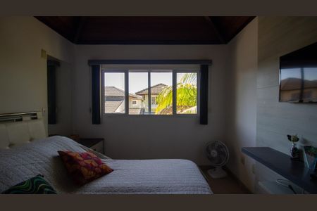 Casa de condomínio à venda com 180m², 4 quartos e 2 vagas Casa de condomínio à venda com 180m², 4 quartos e 2 vagasSuíte