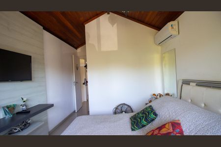 Casa de condomínio à venda com 180m², 4 quartos e 2 vagas Casa de condomínio à venda com 180m², 4 quartos e 2 vagasSuíte