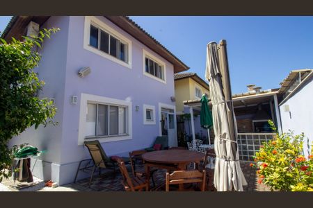 Casa de condomínio à venda com 180m², 4 quartos e 2 vagas Casa de condomínio à venda com 180m², 4 quartos e 2 vagasQuintal