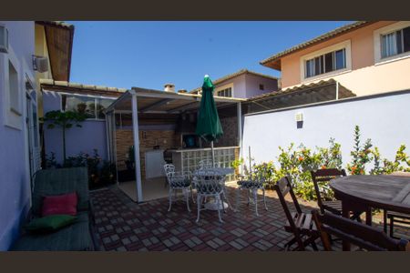 Casa de condomínio à venda com 180m², 4 quartos e 2 vagas Casa de condomínio à venda com 180m², 4 quartos e 2 vagasQuintal