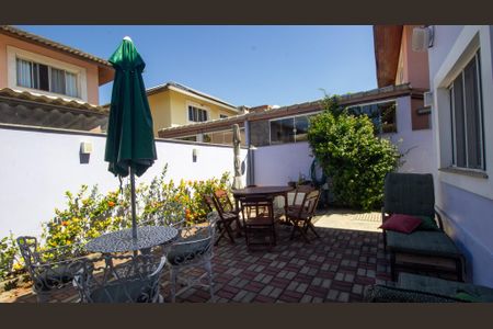 Casa de condomínio à venda com 180m², 4 quartos e 2 vagas Casa de condomínio à venda com 180m², 4 quartos e 2 vagasQuintal