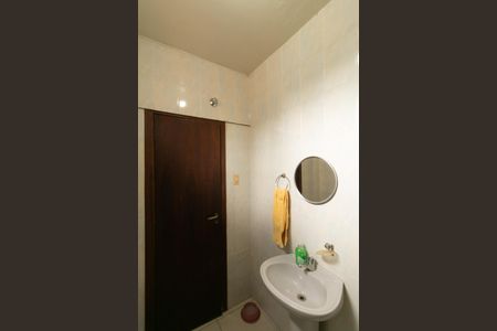 Casa de condomínio à venda com 625m², 5 quartos e 4 vagasBanheiro de Serviço