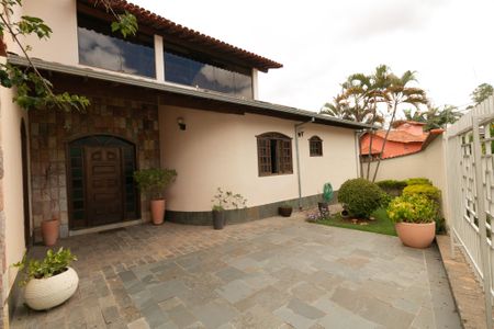 Casa de condomínio à venda com 625m², 5 quartos e 4 vagasEntrada