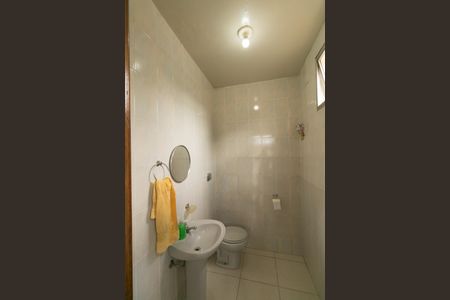 Casa de condomínio à venda com 625m², 5 quartos e 4 vagasBanheiro de Serviço