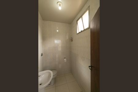 Casa de condomínio à venda com 625m², 5 quartos e 4 vagasBanheiro de Serviço