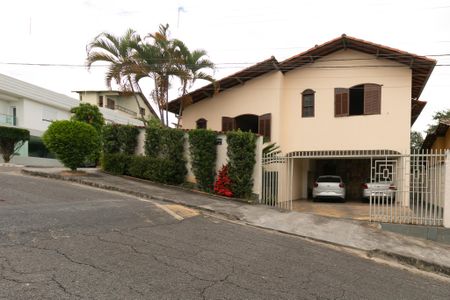 Casa de condomínio à venda com 625m², 5 quartos e 4 vagasFachada