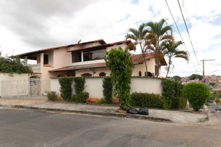 Casa de condomínio à venda com 625m², 5 quartos e 4 vagasFachada