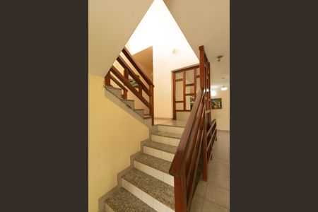 Casa de condomínio à venda com 625m², 5 quartos e 4 vagasEscada