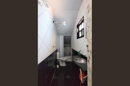 Casa à venda com 220m², 2 quartos e 6 vagas Casa à venda com 220m², 2 quartos e 6 vagasBanheiro da Garagem