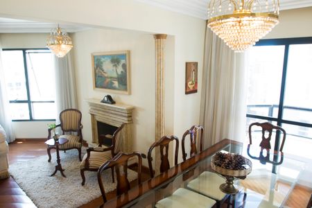 Apartamento à venda com 220m², 4 quartos e 3 vagas Apartamento à venda com 220m², 4 quartos e 3 vagasSala de Jantar