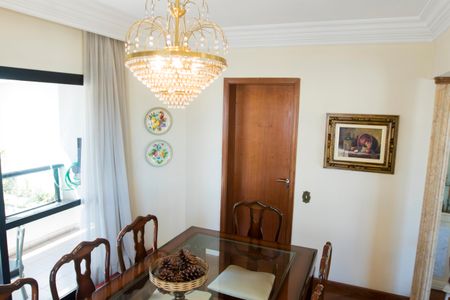 Apartamento à venda com 220m², 4 quartos e 3 vagas Apartamento à venda com 220m², 4 quartos e 3 vagasSala de Jantar