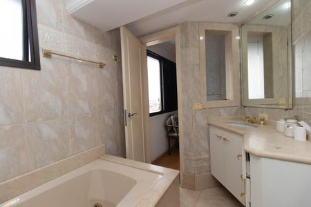 Apartamento à venda com 112m², 3 quartos e 2 vagas Apartamento à venda com 112m², 3 quartos e 2 vagasBanheiro da Suíte
