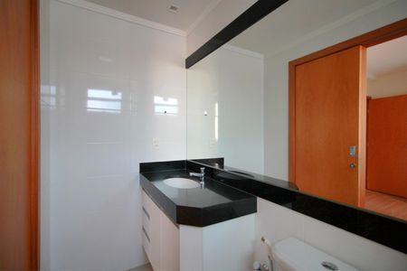 Apartamento à venda com 75m², 2 quartos e 2 vagasBanheiro da Suíte 1