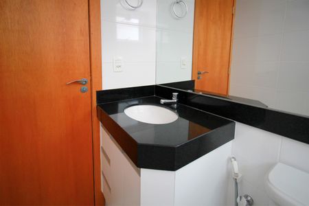 Apartamento à venda com 75m², 2 quartos e 2 vagasBanheiro da Suíte 2