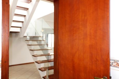 Casa de condomínio para alugar com 180m², 3 quartos e 4 vagasEscada