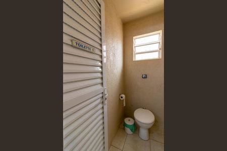 Casa à venda com 440m², 5 quartos e 4 vagas Casa à venda com 440m², 5 quartos e 4 vagasBanheiro Quintal
