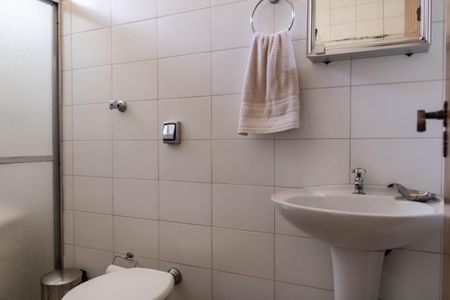 Casa à venda com 450m², 4 quartos e 4 vagasBanheiro de serviço