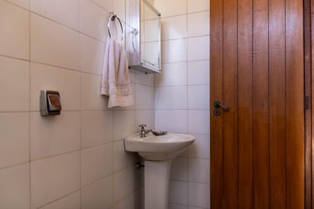 Casa à venda com 450m², 4 quartos e 4 vagasBanheiro de serviço