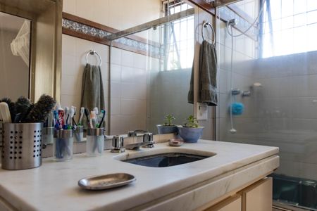 Casa à venda com 450m², 4 quartos e 4 vagasBanheiro da Suíte 1