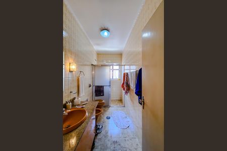 Casa à venda com 411m², 5 quartos e 6 vagasBanheiro da Suíte 2